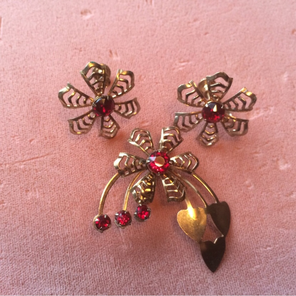 1940s Faux Ruby Garnet Stones Heart Spray DEMI-PARURE Set Brooch & Earrings